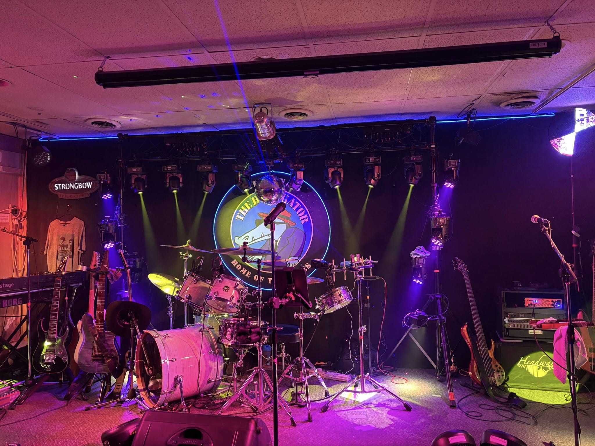 Headway Blue Gator stage